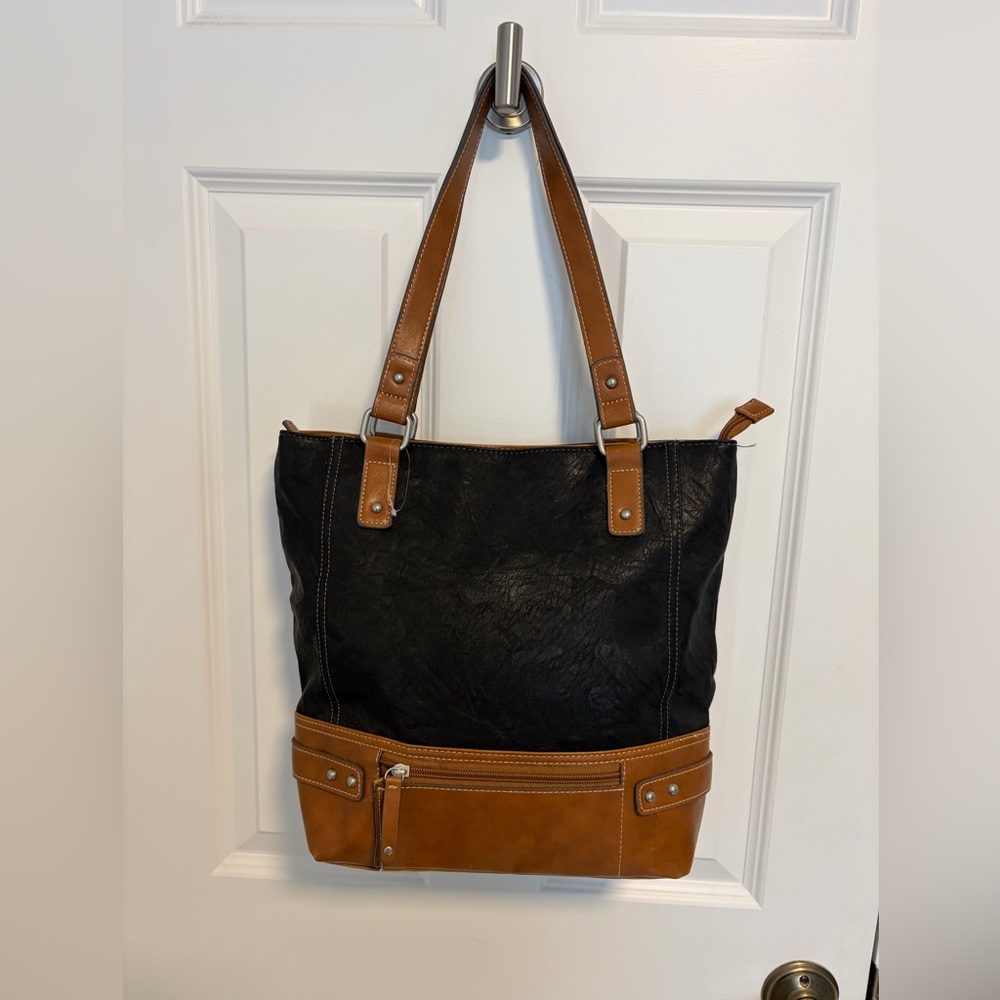 NWOT G.H. Bass bucket handbag. Black w/tan trim.Top zipper closure.Multi pockets